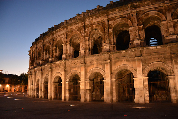 Arenes de Nimes la nuit_CP OT Nimes