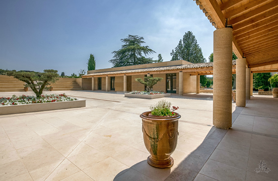 Cour extérieure du Mas de la Barben à Nimes