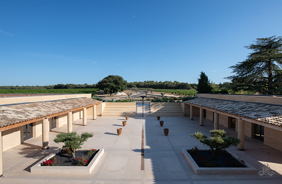 Cour extérieure vue de haut du Mas de la Barben à Nimes