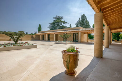 Cour extérieure du Mas de la Barben à Nimes